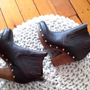 Ugg clog boots, 3 inch heel, dark brown! Size 7